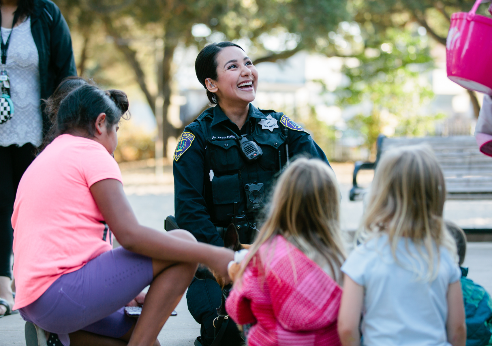 police woman smiling next to children